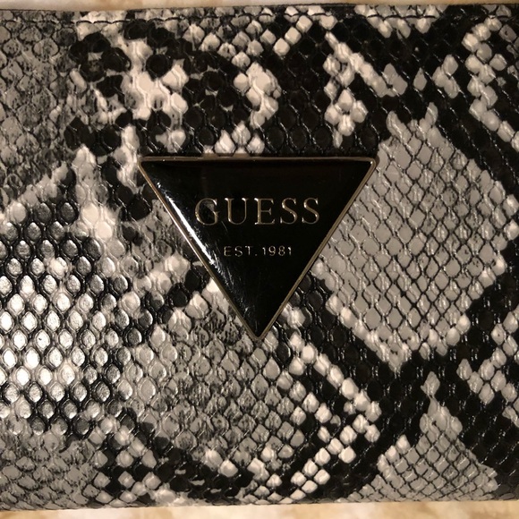 Guess snake pattern zip around wallet - Picture 3 of 3